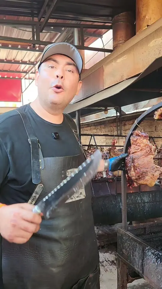 Parrillero de Solo Carnes mostrando un corte asado en el local